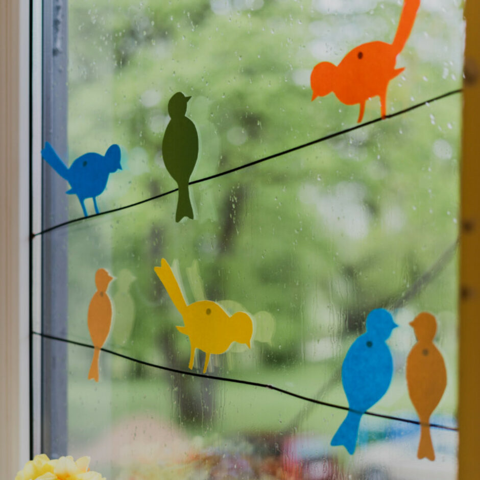 Logs izrotāts ar papīra putniņiem.