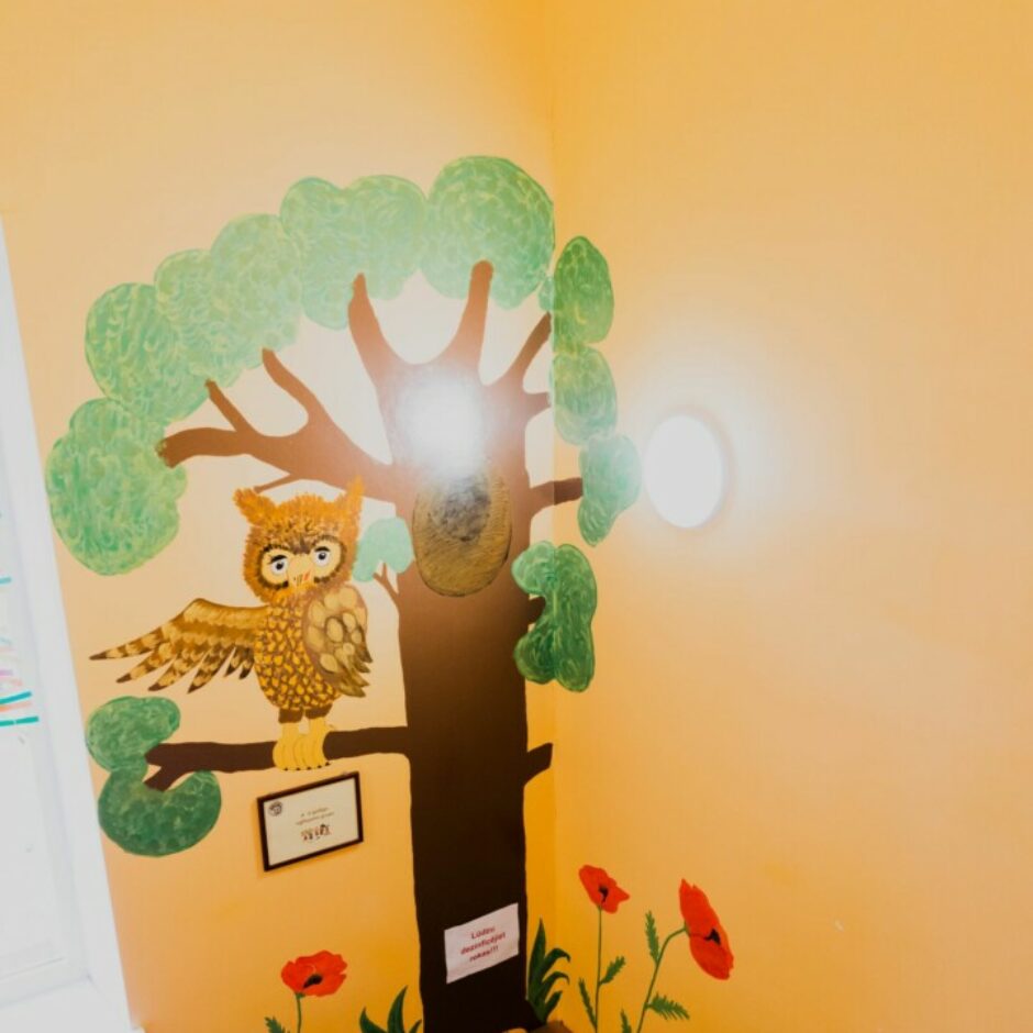 Sienas gleznojums - ozols un pūce.