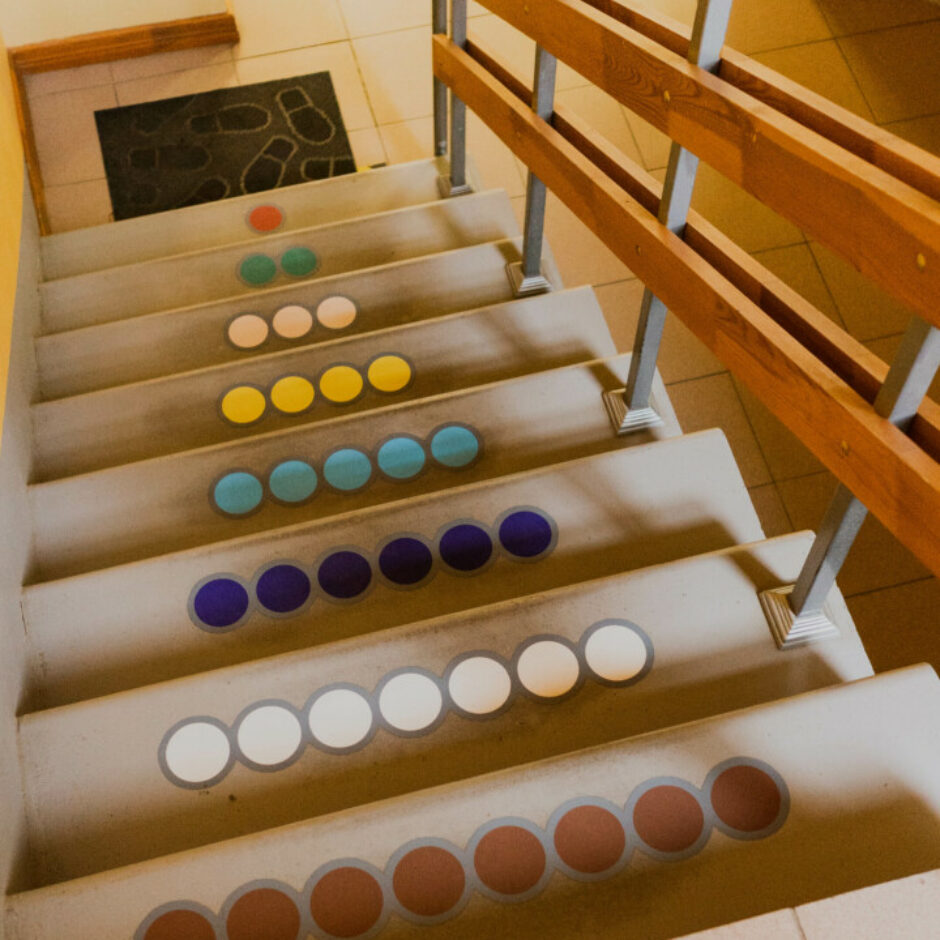 Kāpņu pakāpieni, uz kuriem ir uzlīmētas aplikācijas skaitīšanai no 1-10.