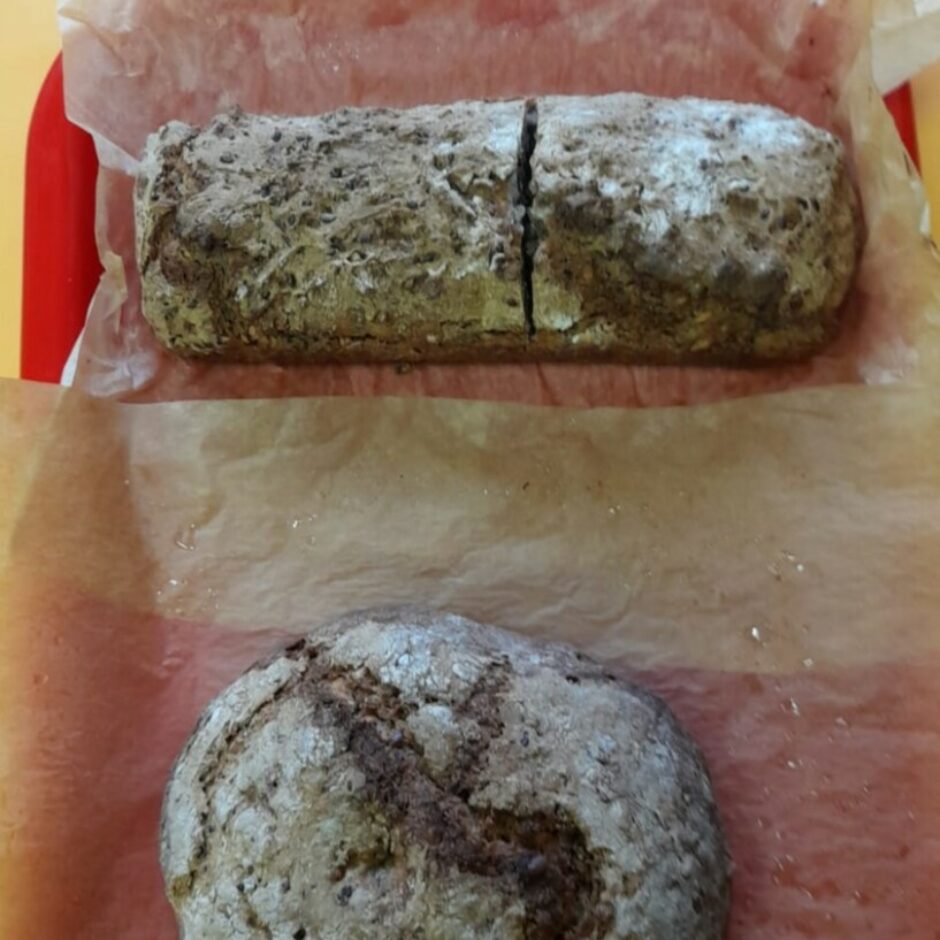 Pašu izcepti 2 maizes kukulīši.