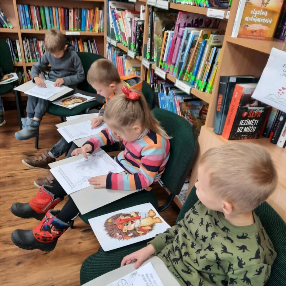 Bērni pēta uzdevumu lapas.