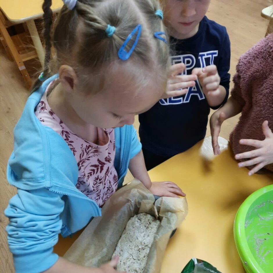 Meitene liek maizes mīklu formā.