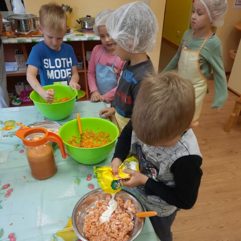 Bērni gatavo burkānu salātus.