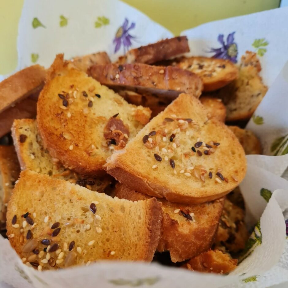 Cepeškrāsnī izceptas maizītes (ar sviestu un sēkliņām).