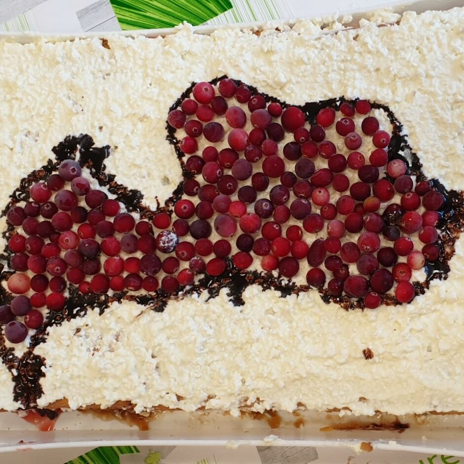 Uz kūkas izveidota Latvijas kontūra no dzērvenēm.