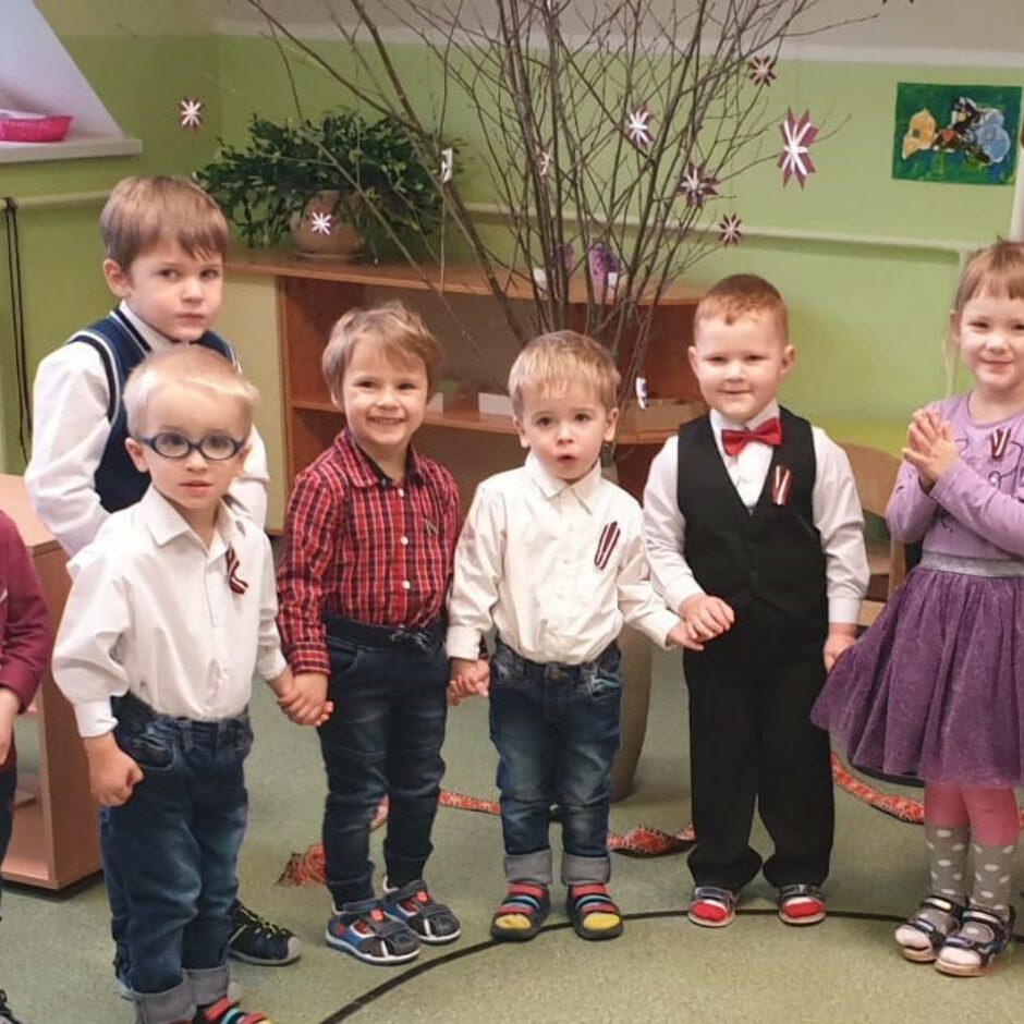 Saposušies bērni grupas Valsts svētku svinībās.