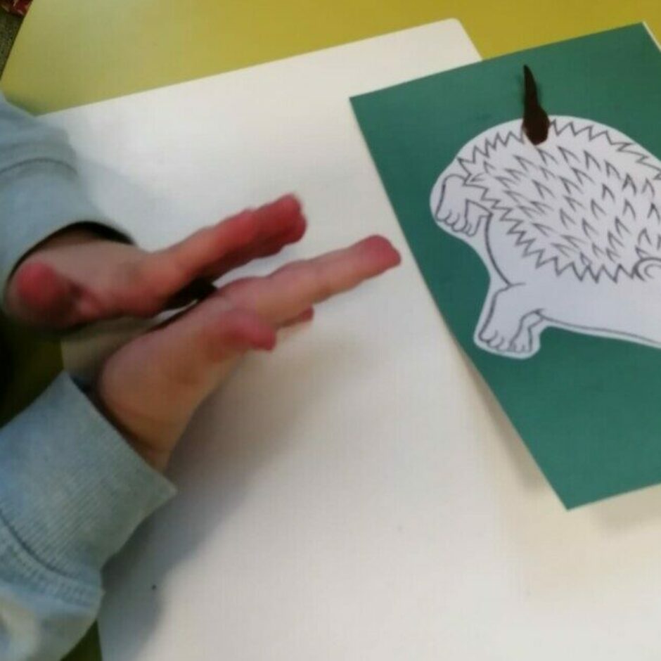 Bērns starp plaukstām veltnē plastilīnu.