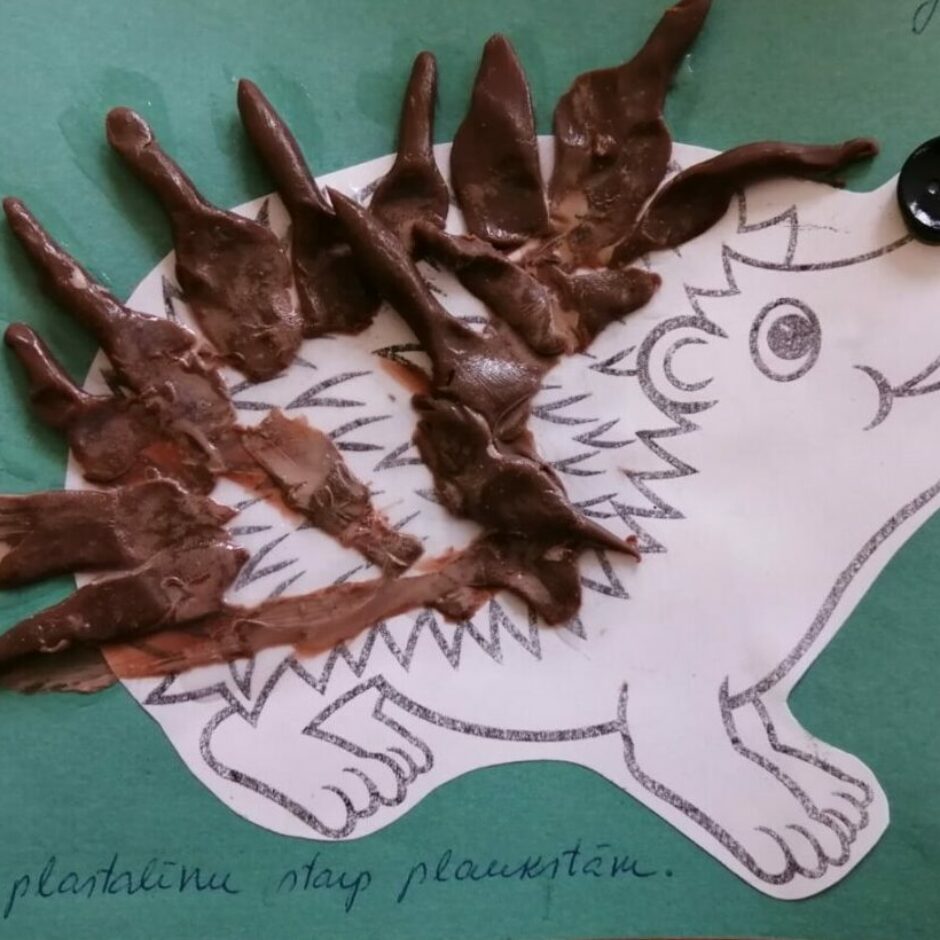 Bērna darbs - eža siluetam pielīmētas plastilīna adatas.