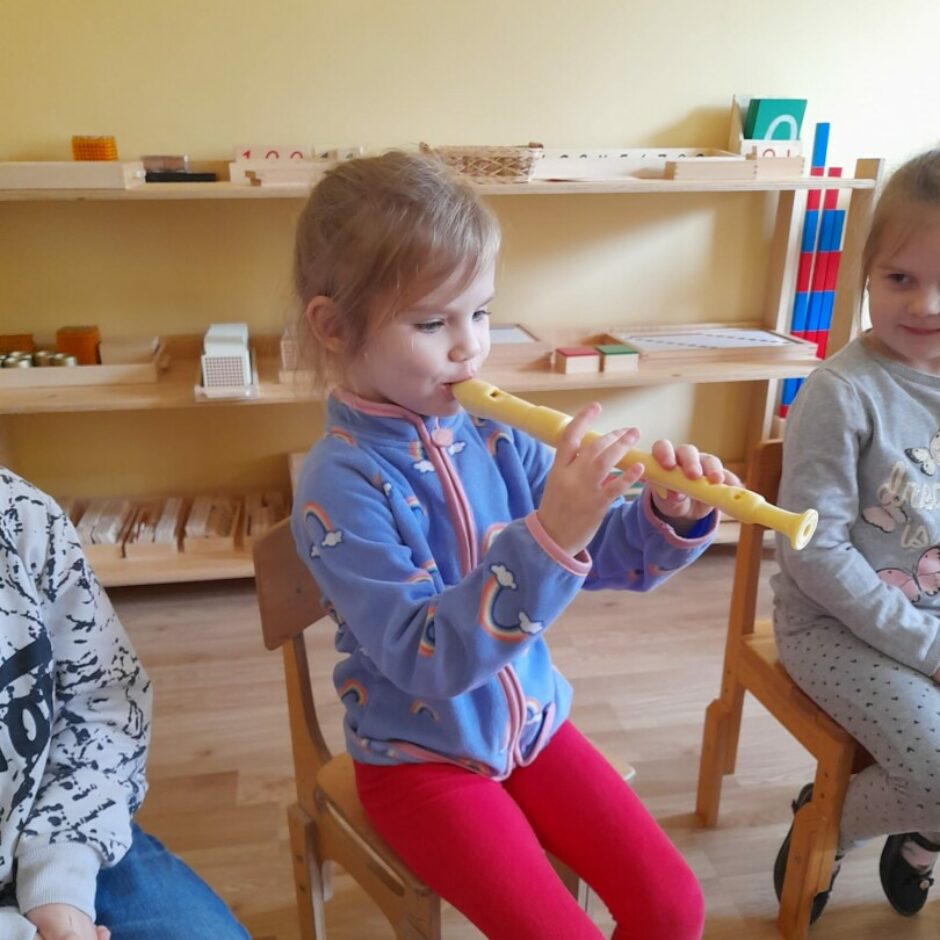 Meitene izmēģina, kā skan blokflauta.