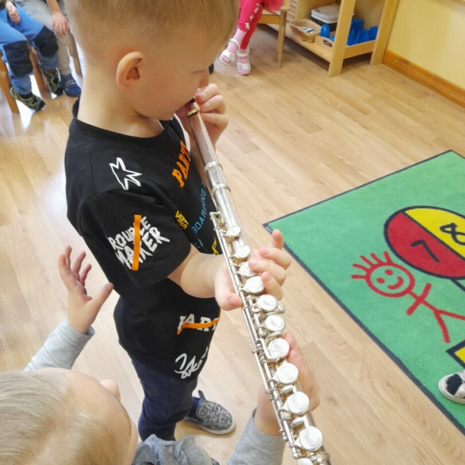 Zēns izmēģina iepūst flautā.