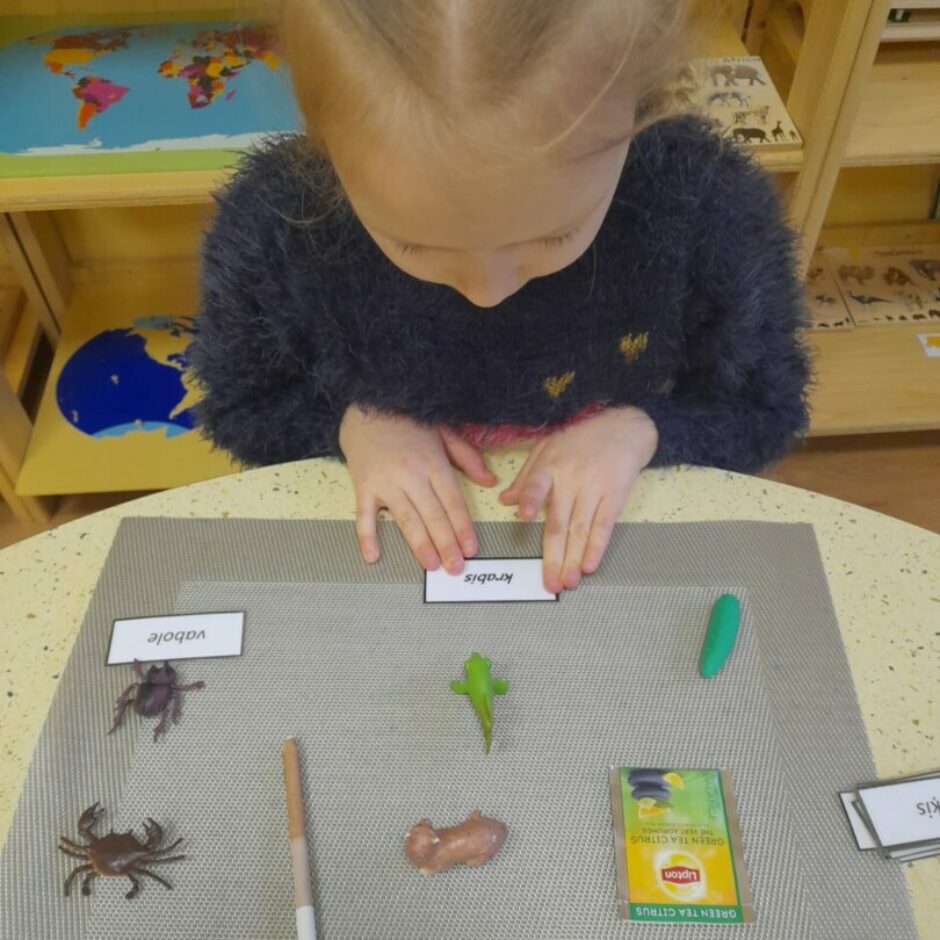 Meitene darbojas ar materiālu 