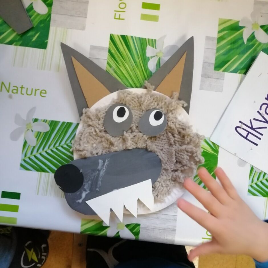 Bērns darbs - no papīra un auduma izveidots vilks.