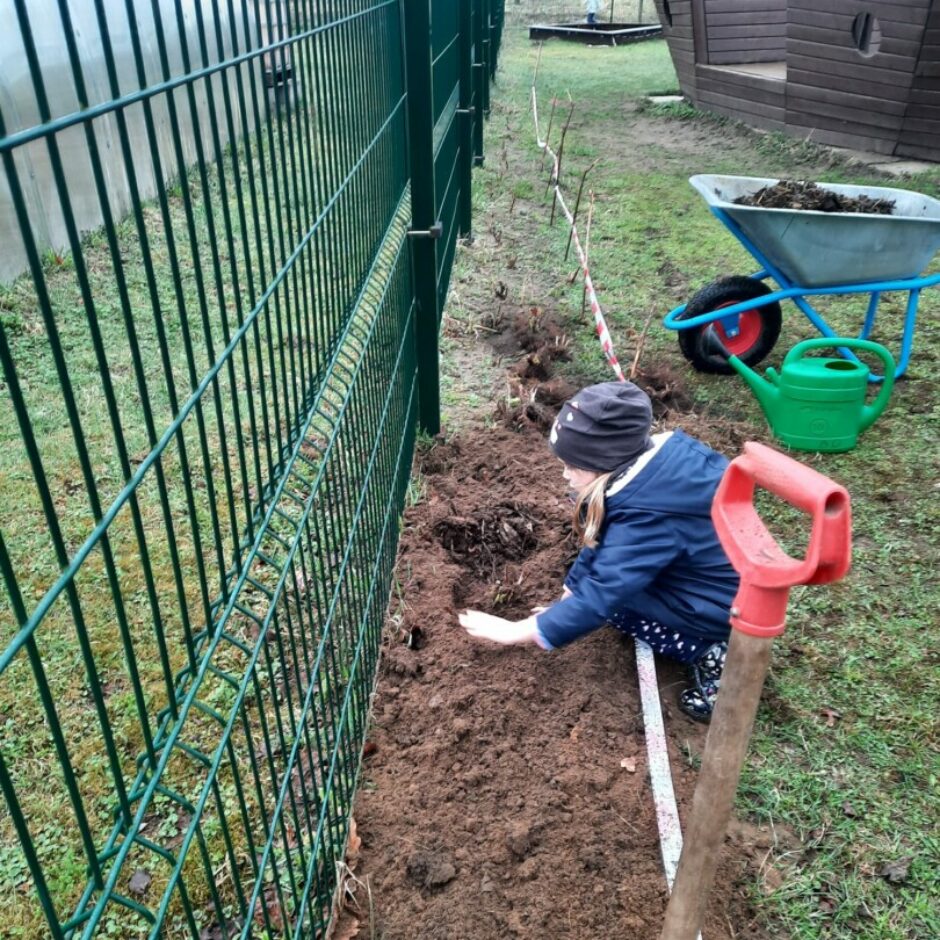 Meitene dobē stāda avenes.