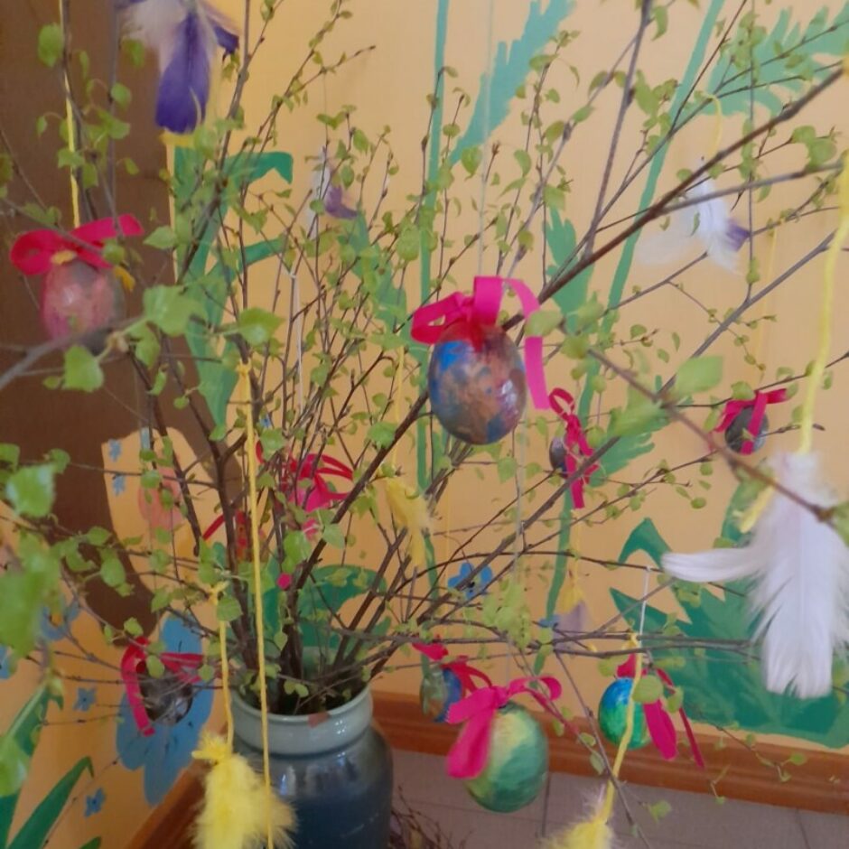 Lieldienu telpu rotājums no bērza zariem, spalvām, krāsainām olām.