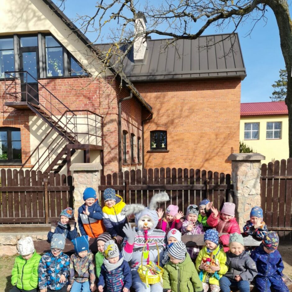 Grupas bērni kopā ar Lieldienu zaķi.