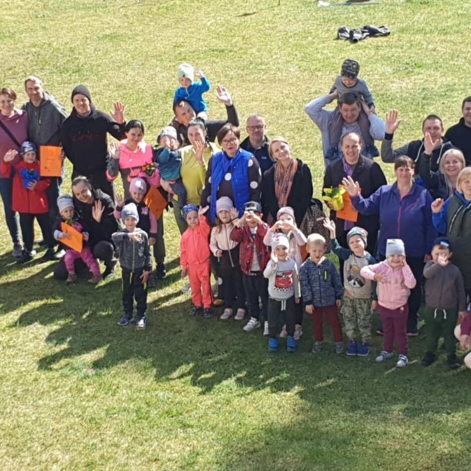 Grupas bērnu un vecāku kopbilde.