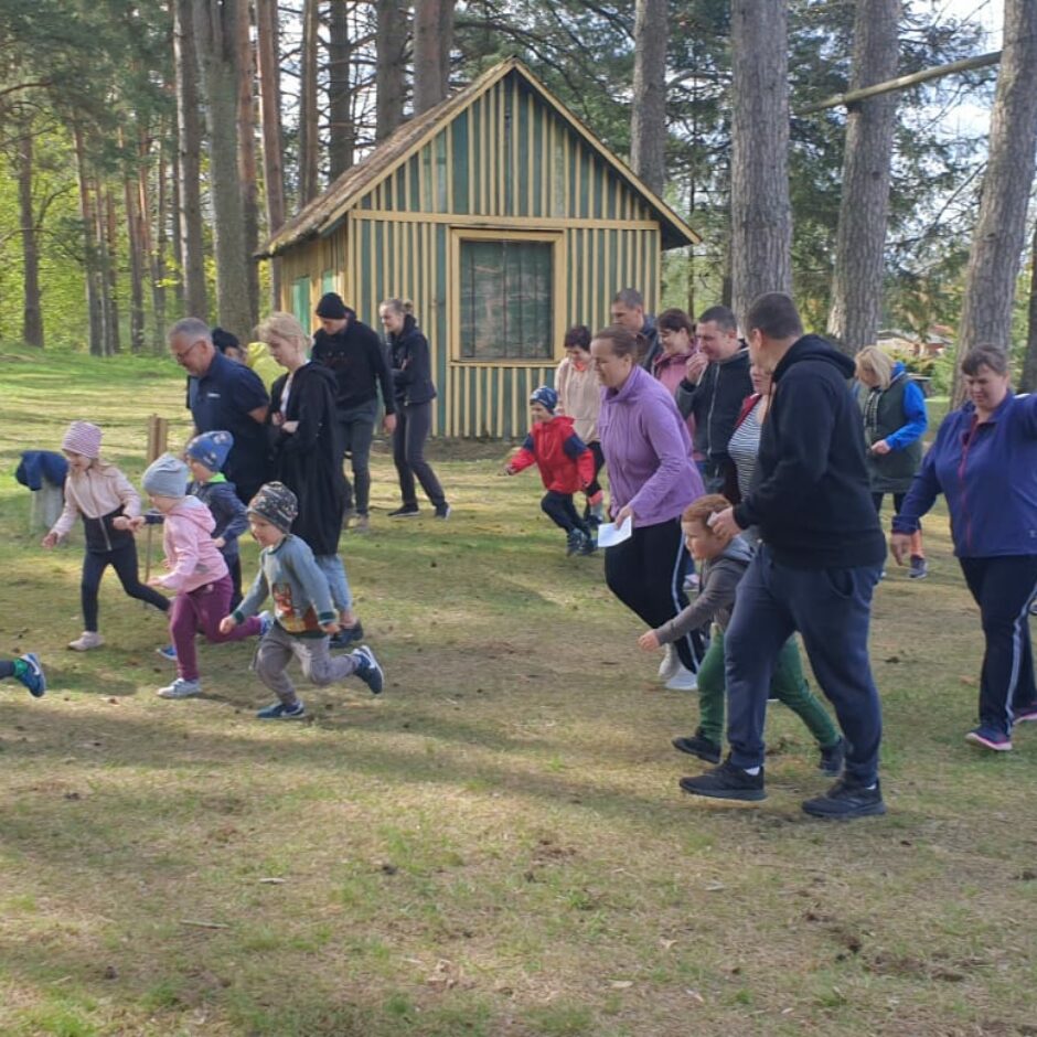 Bērni un vecāki sportiskās aktivitātēs Ģimenes dienā.