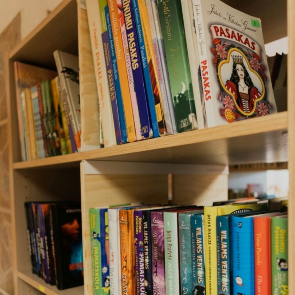 Grāmatu plaukts ar grāmatām