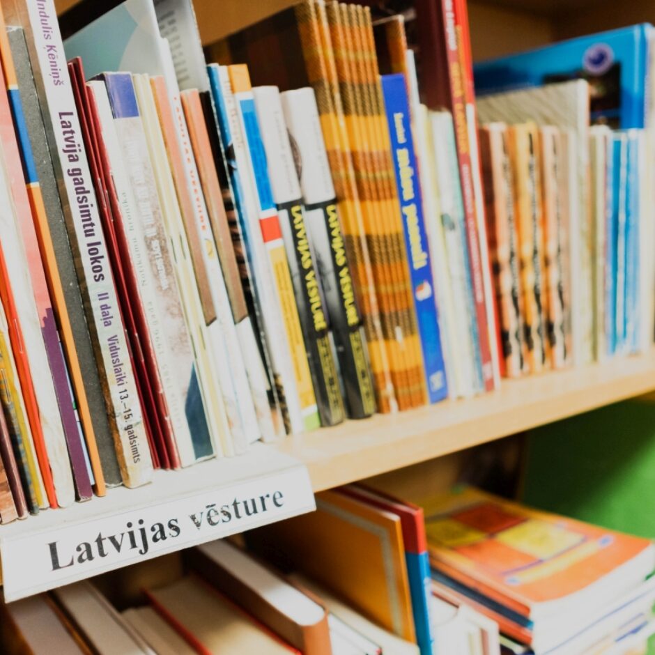 Mācību grāmatas plauktā