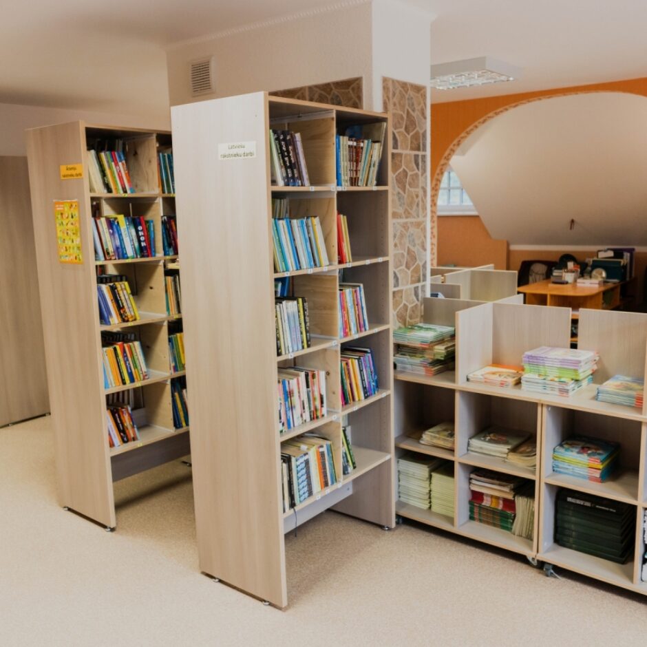 Bibliotēkas skats redzami plaukti ar grāmatām