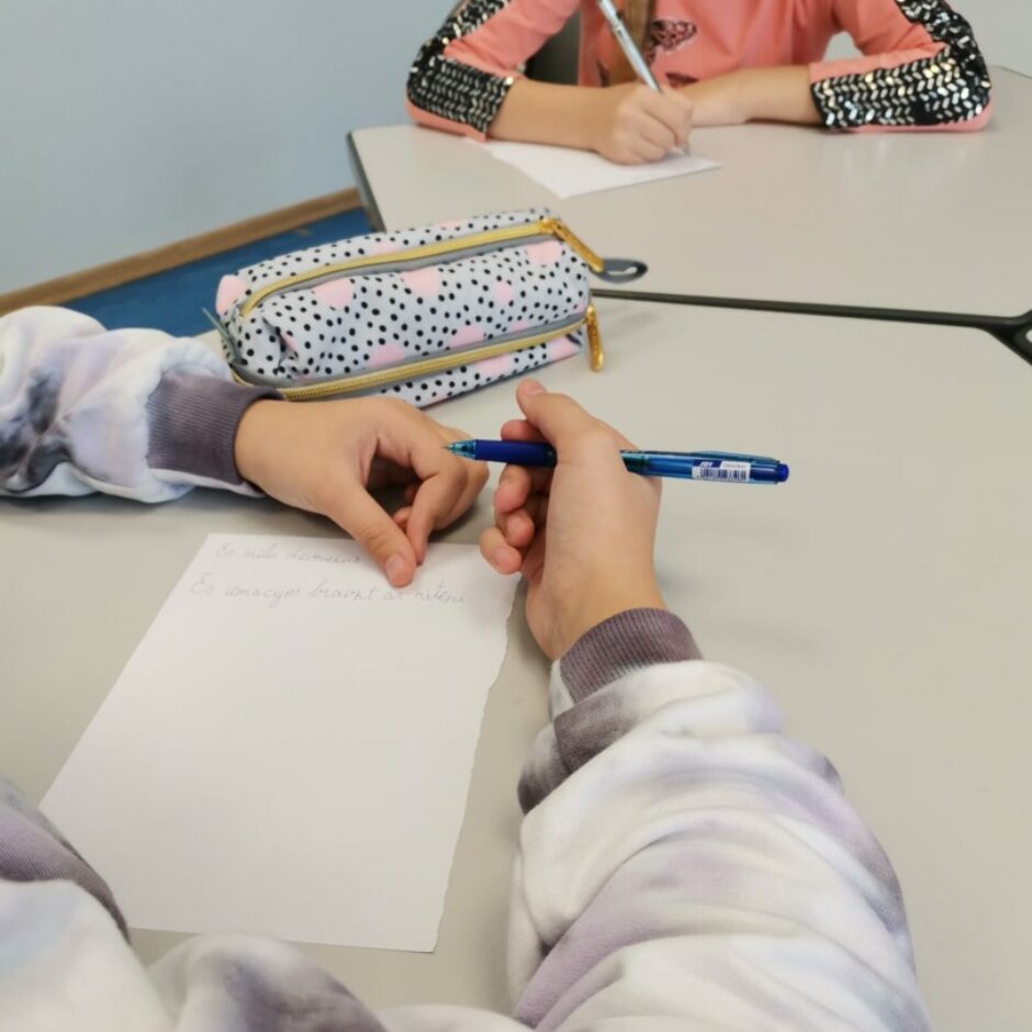 Skolēni veic uzdevumu klasē