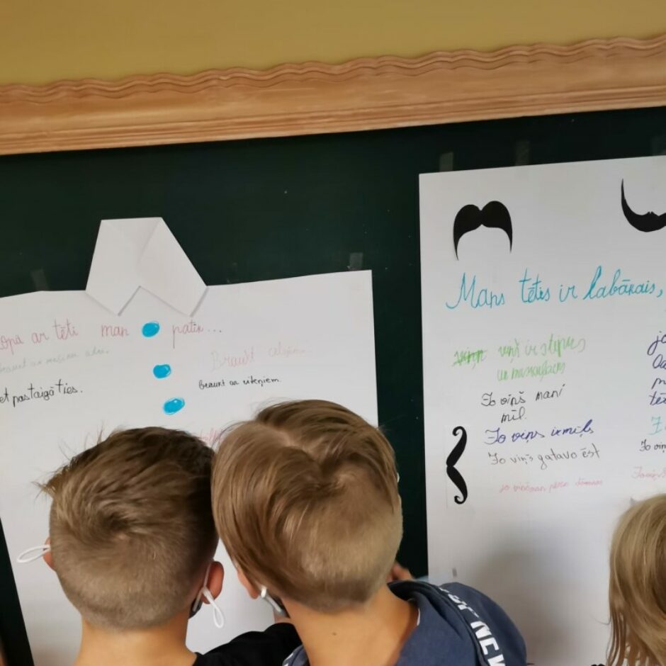 3 skolēni pilda doto uzdevumu