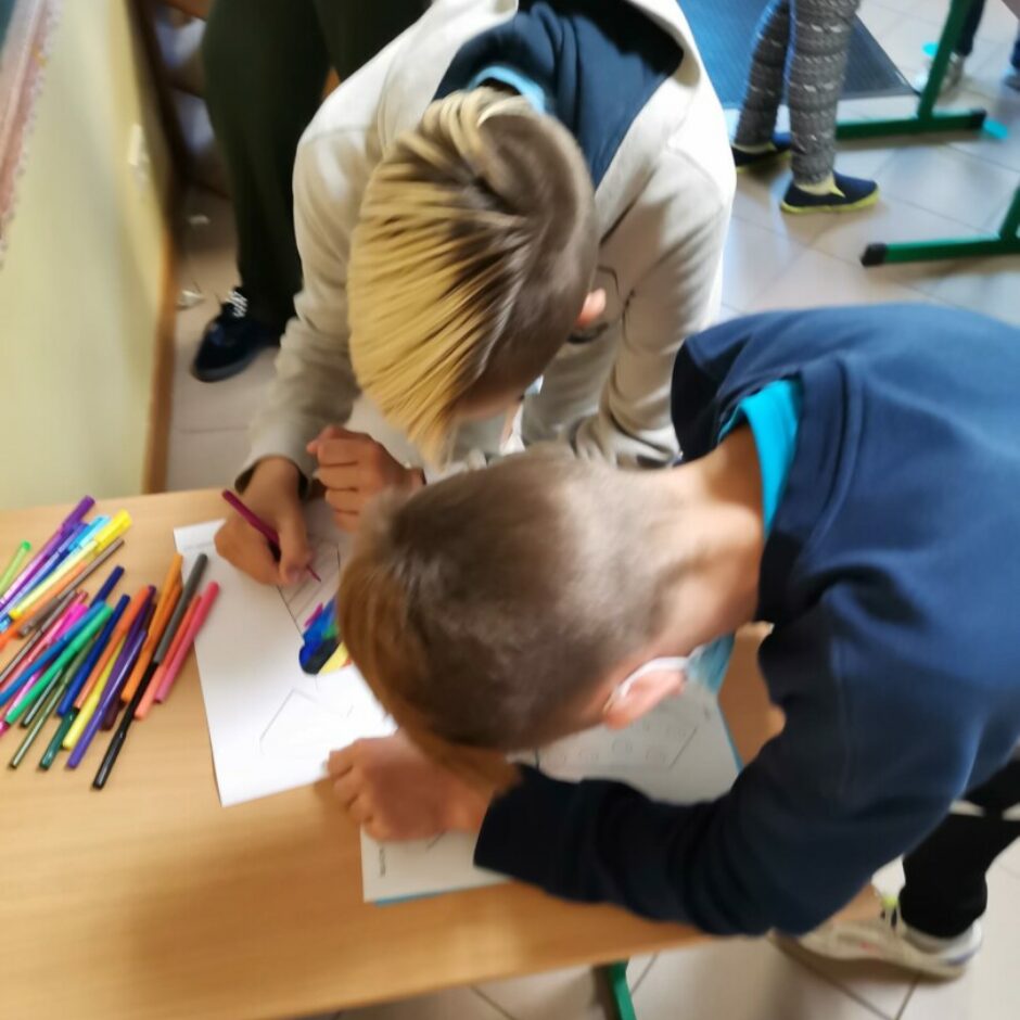 Divi zēni krāso apsveikumus.