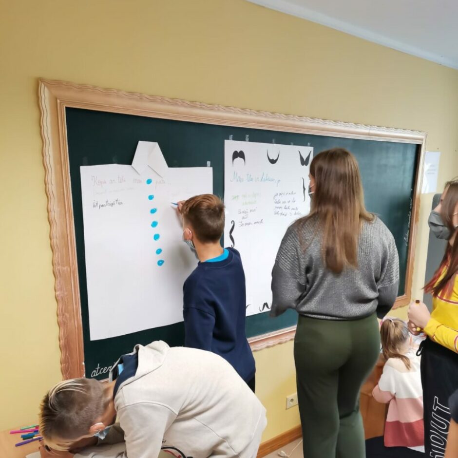 Skolēni raksta novēlējumu tēviem