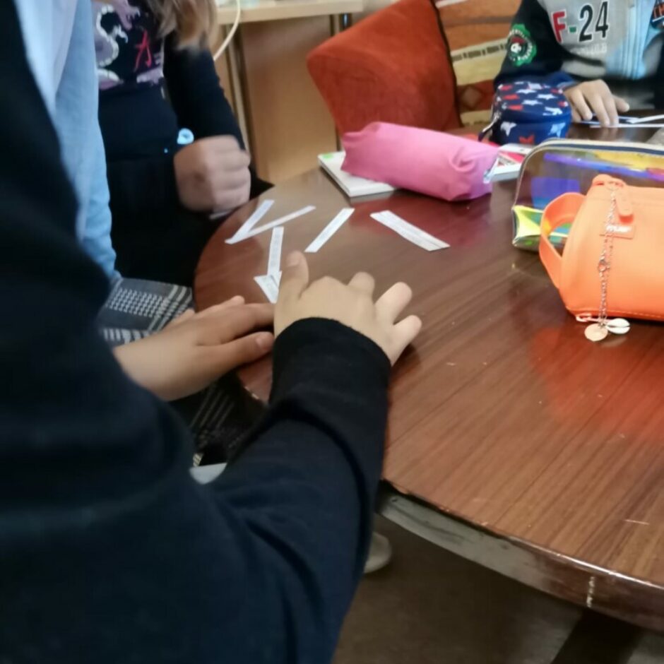 3 skolēni pilda doto uzdevumu