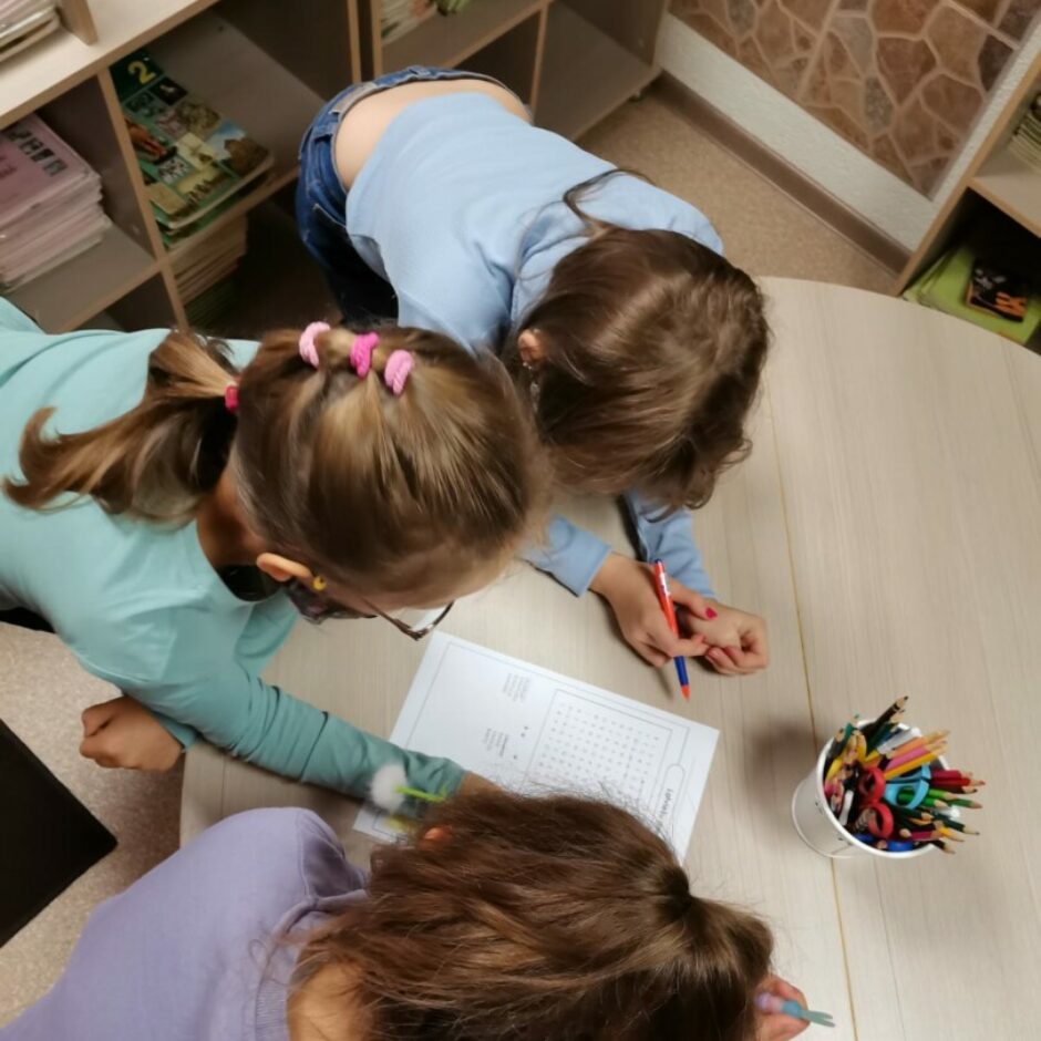 3 skolēni pilda uzdevumu