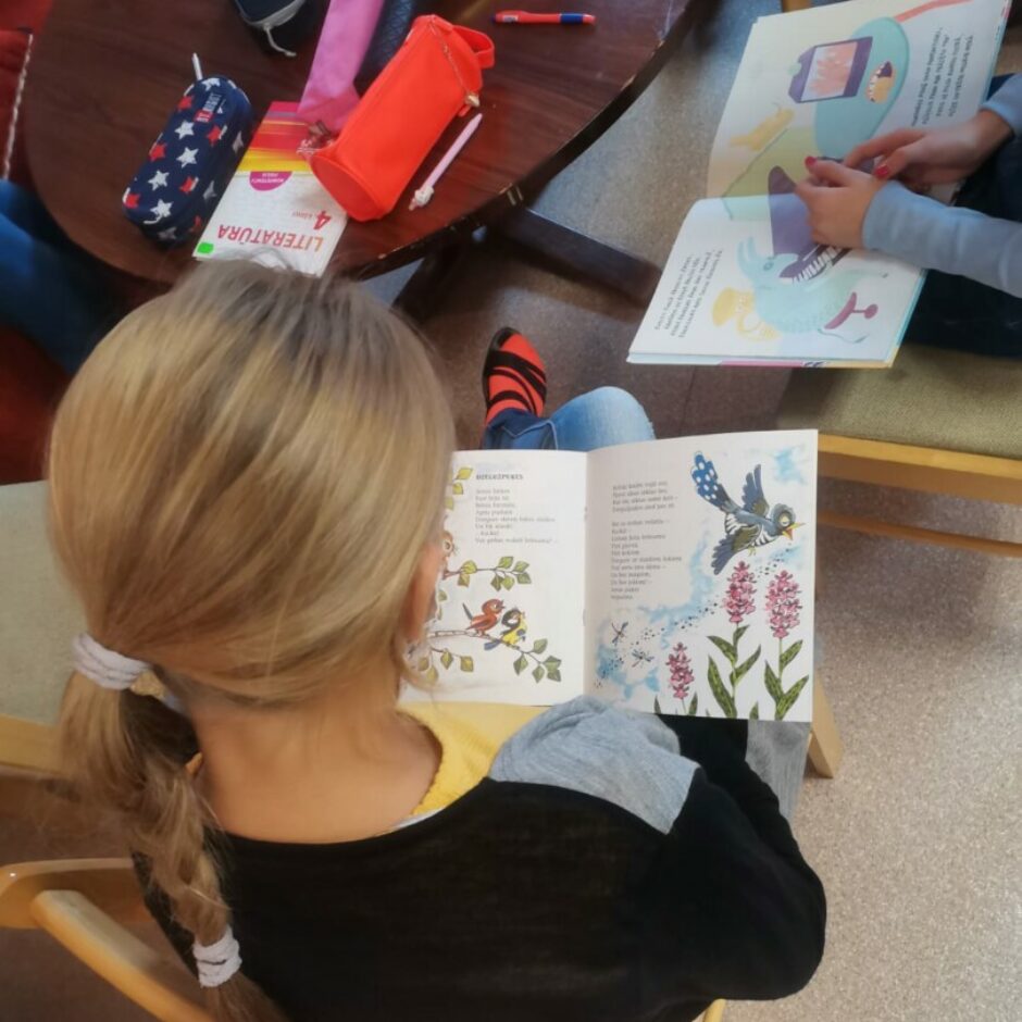 2 skolēni lasa grāmatas