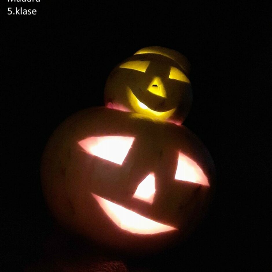 Divi ķirbji izgrebti un spīd tumsā