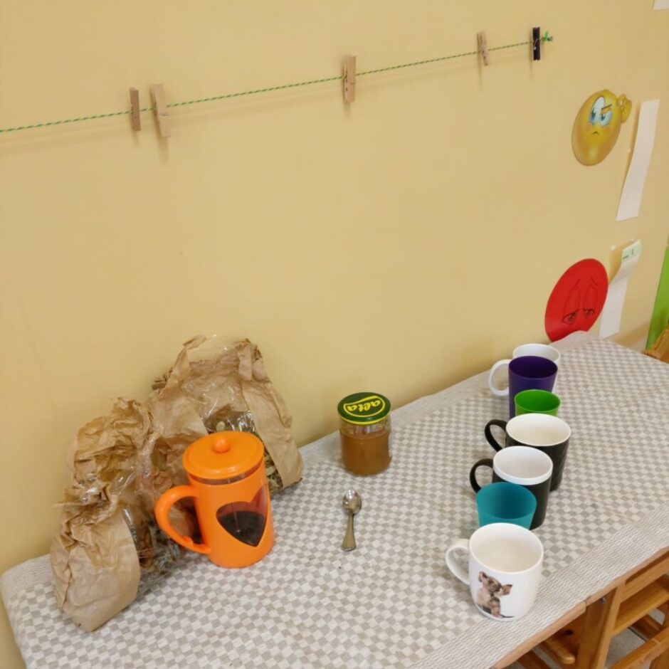 Krūzītes un tēja uz galda