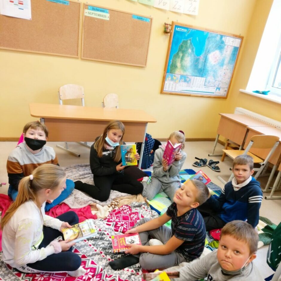 Lasīšanas pēcpusdiena - 7 skolēni sēž klasē un lasa grāmatas