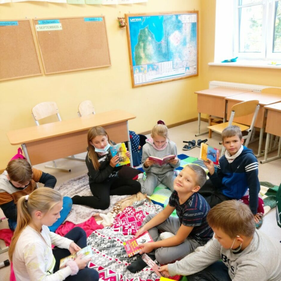 7 Skolēni klasē lasa grāmatas