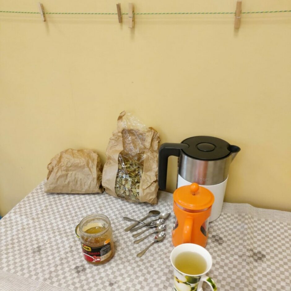 Tējas, medus un krīzīte uz galda