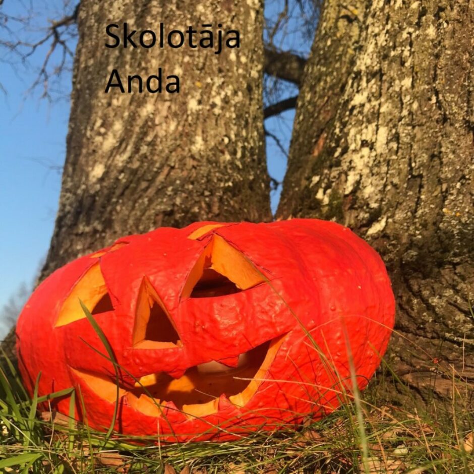 Izgrebts ķirbis pie koka