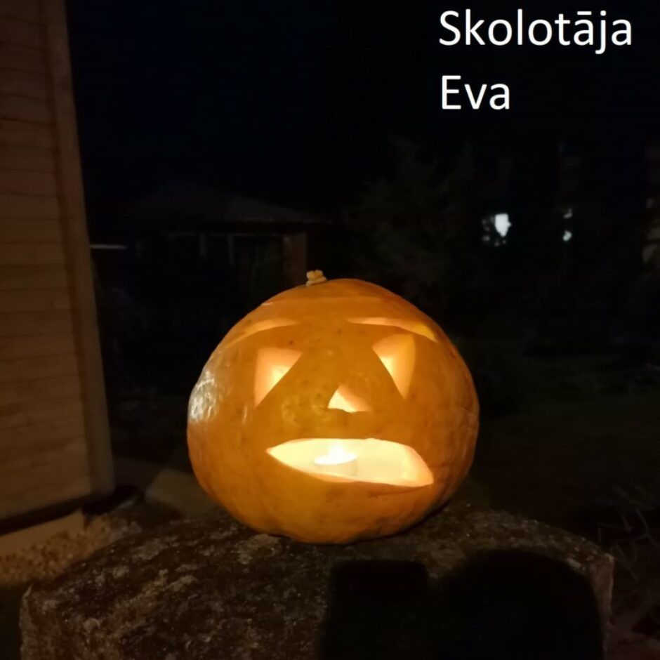 Izgrebts ķirbis tumsā