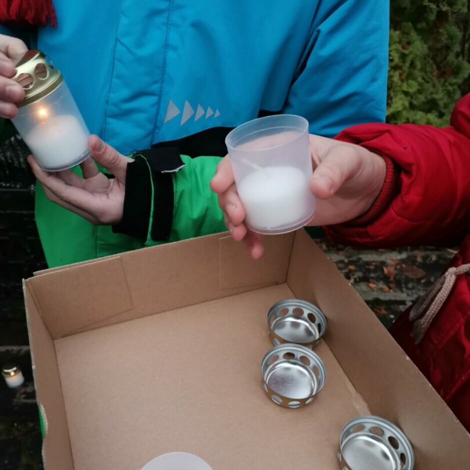 Skolēni tur rokās sveces