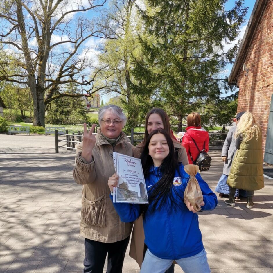 Sieviete ar 2 meitenēm