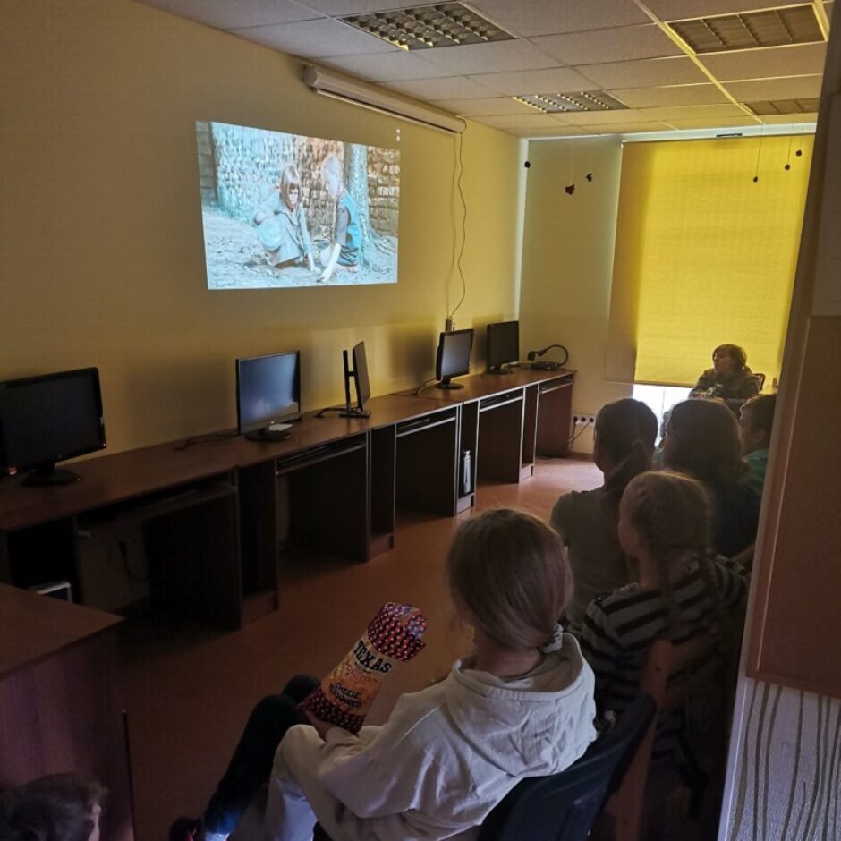 Bērni skatās filmu