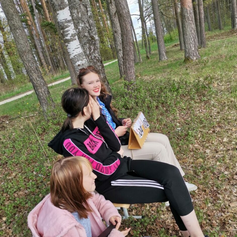 Sievietes un vīrieši spēlē volejbolu