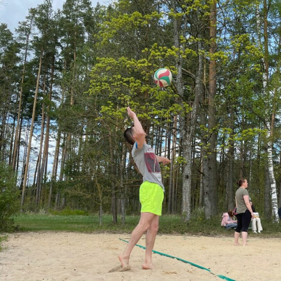 Vīrietis spēlē volejbolu