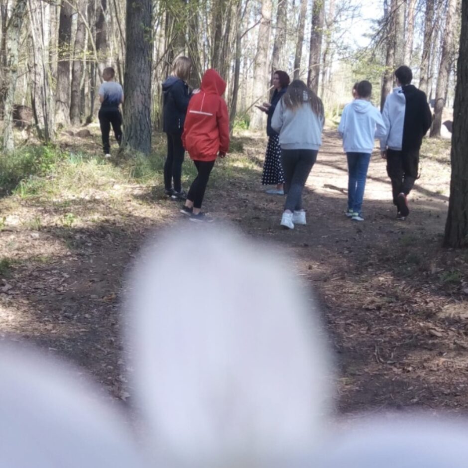 Mežā pastaigājas 6 skolēni un skolotāja