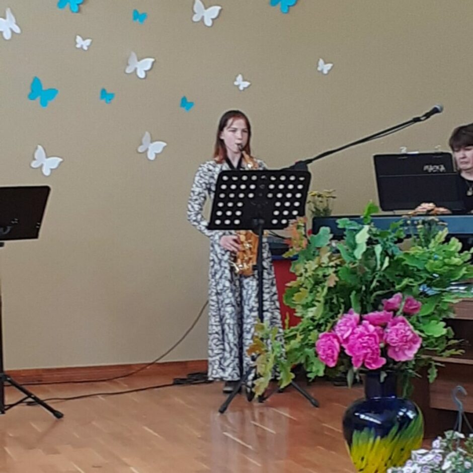 Meitene spēlē saksofonu