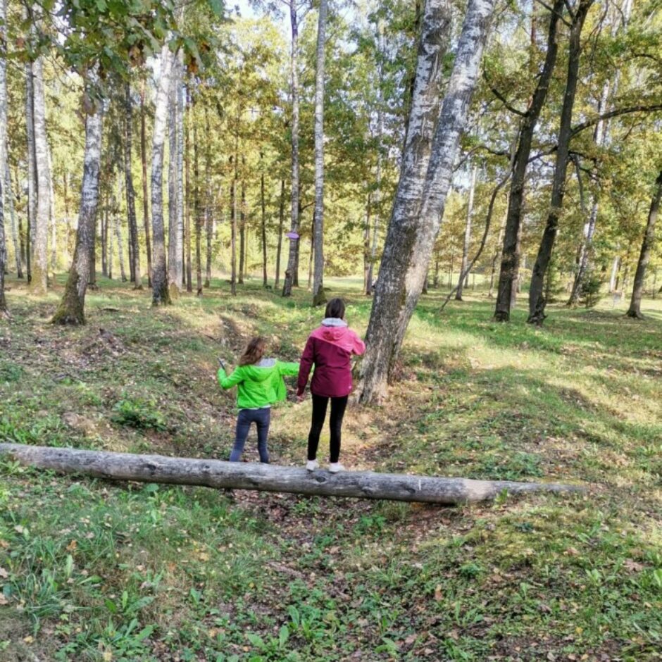 Bērni spēlē spēli