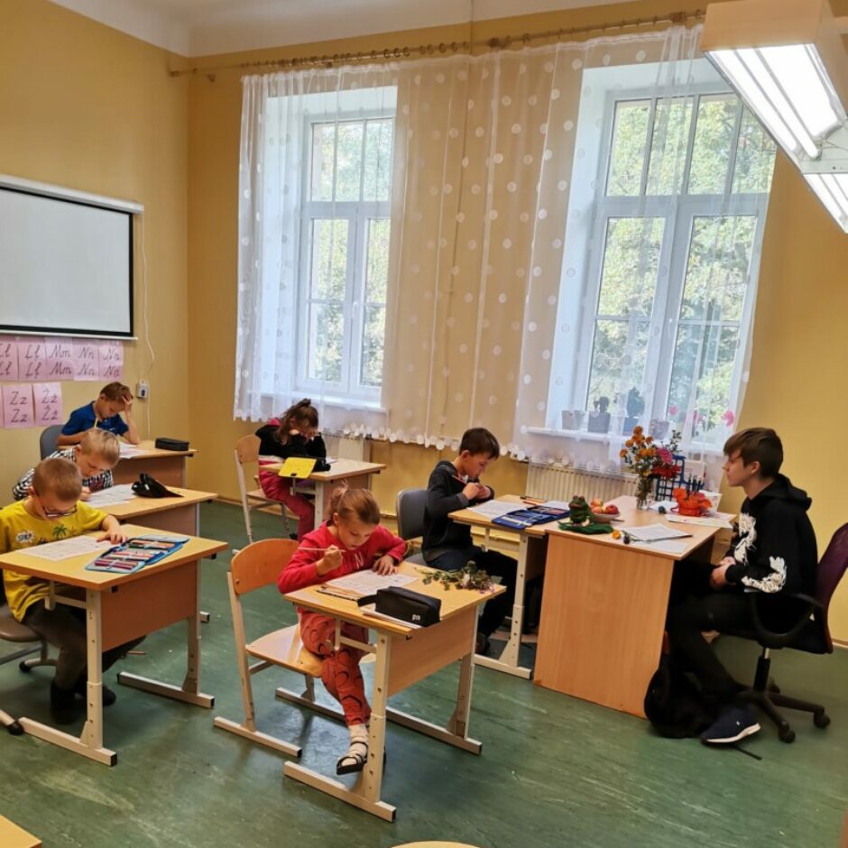 bērni klasē mācās