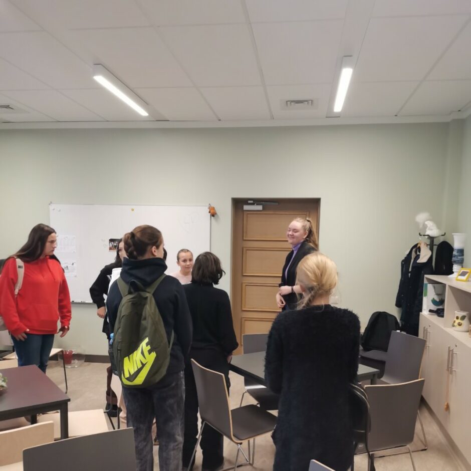 Bērni klasē stāv kājās