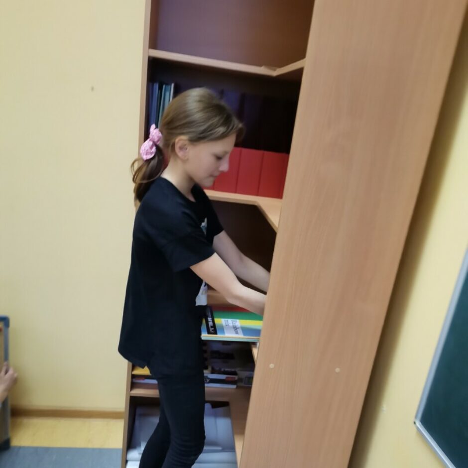 Bērns kārto plauktu