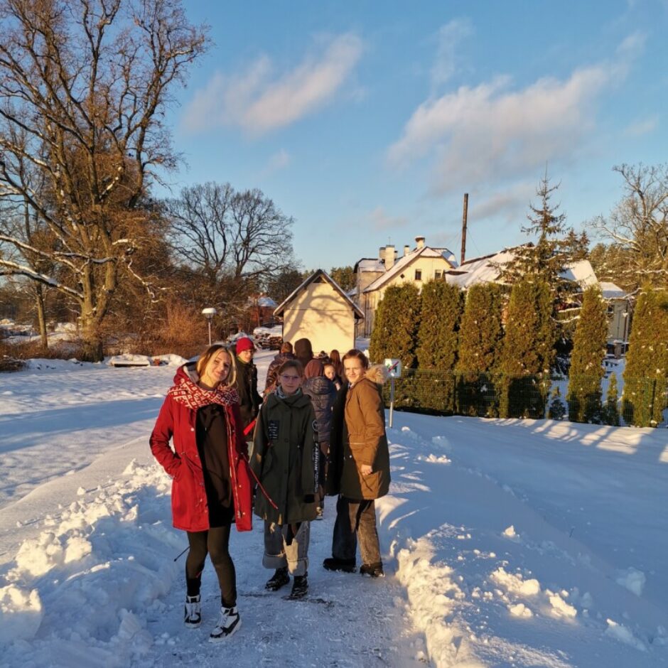 Bērni stāv uz celiņa ziemā